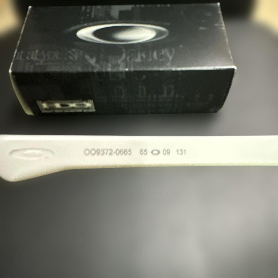 Oakley OO9372-0665 サングラス ホワイト