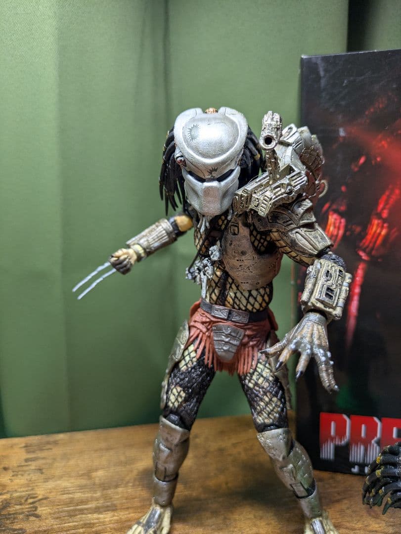 3月10日までの出品　Neca ジャングルハンタープレデター