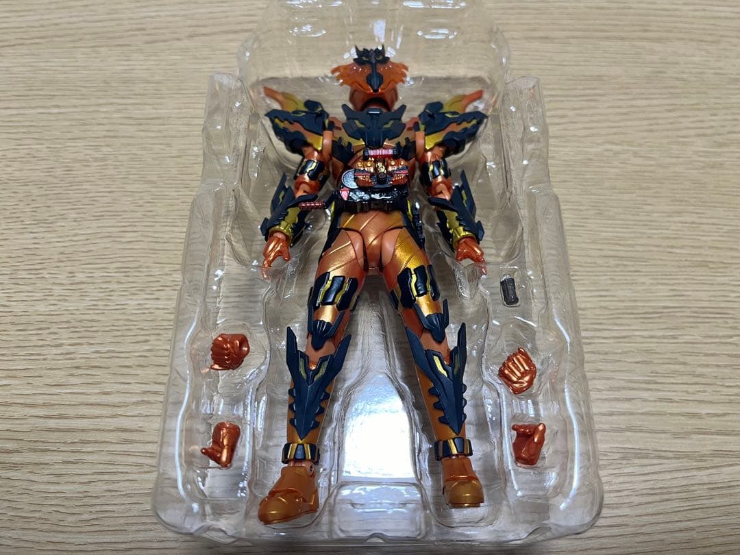 SHフィギュアーツ　仮面ライダークローズマグマ