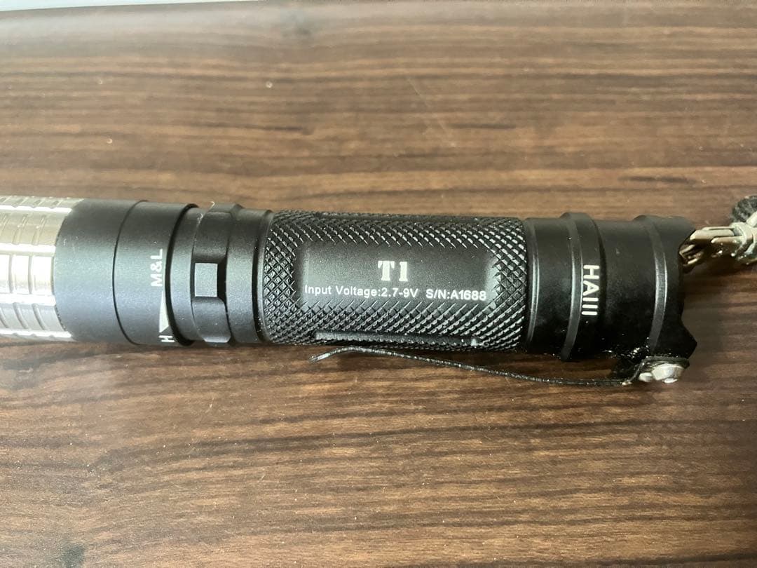 中古　新品非充電リチウム電池12本付けますLED懐中電灯
