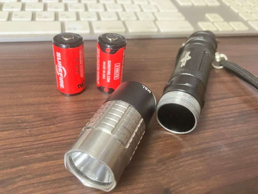 中古　新品非充電リチウム電池12本付けますLED懐中電灯