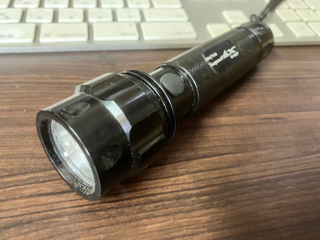 中古　新品非充電リチウム電池12本付けますLED懐中電灯