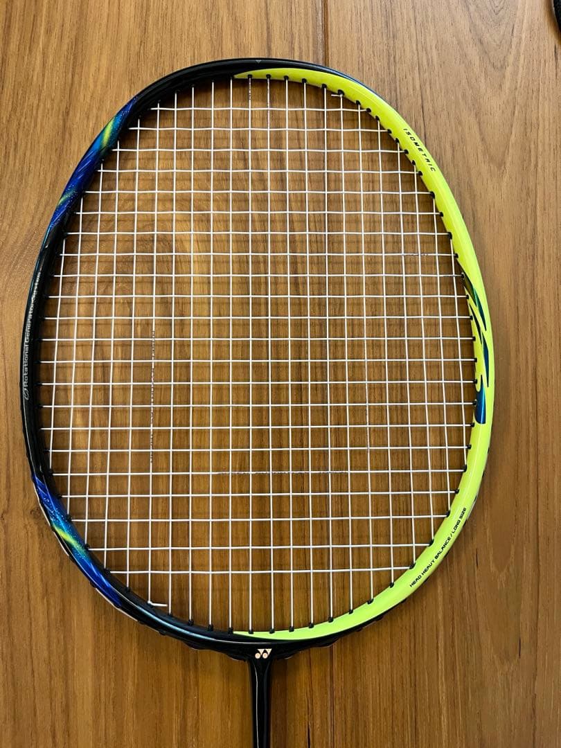 希少 極美品　YONEX アストロクス 77 バドミントン ラケット　4UG5
