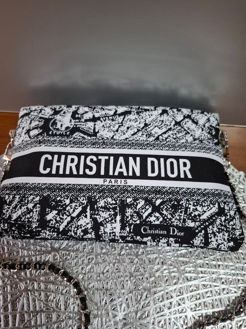 Christian Dior モノクロポーチ　クラッチバッグ　ノベルティ箱付き