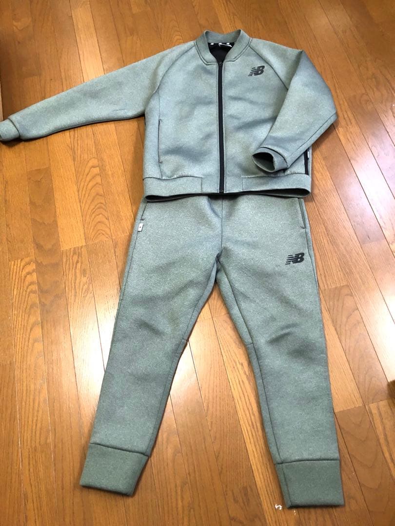 New Balance オリーブグリーン アウターとパンツセット