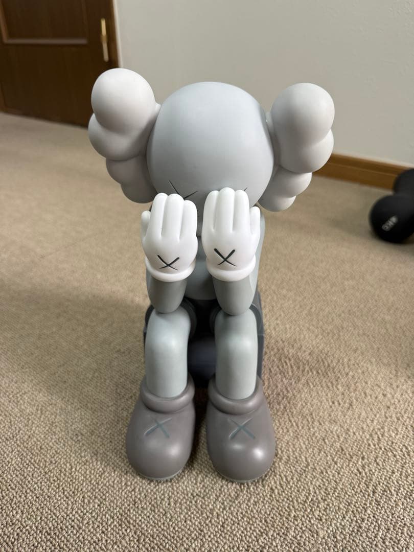 グレーのKAWSみたいなキャラクターフィギュア3体セット 傷や汚れあります。