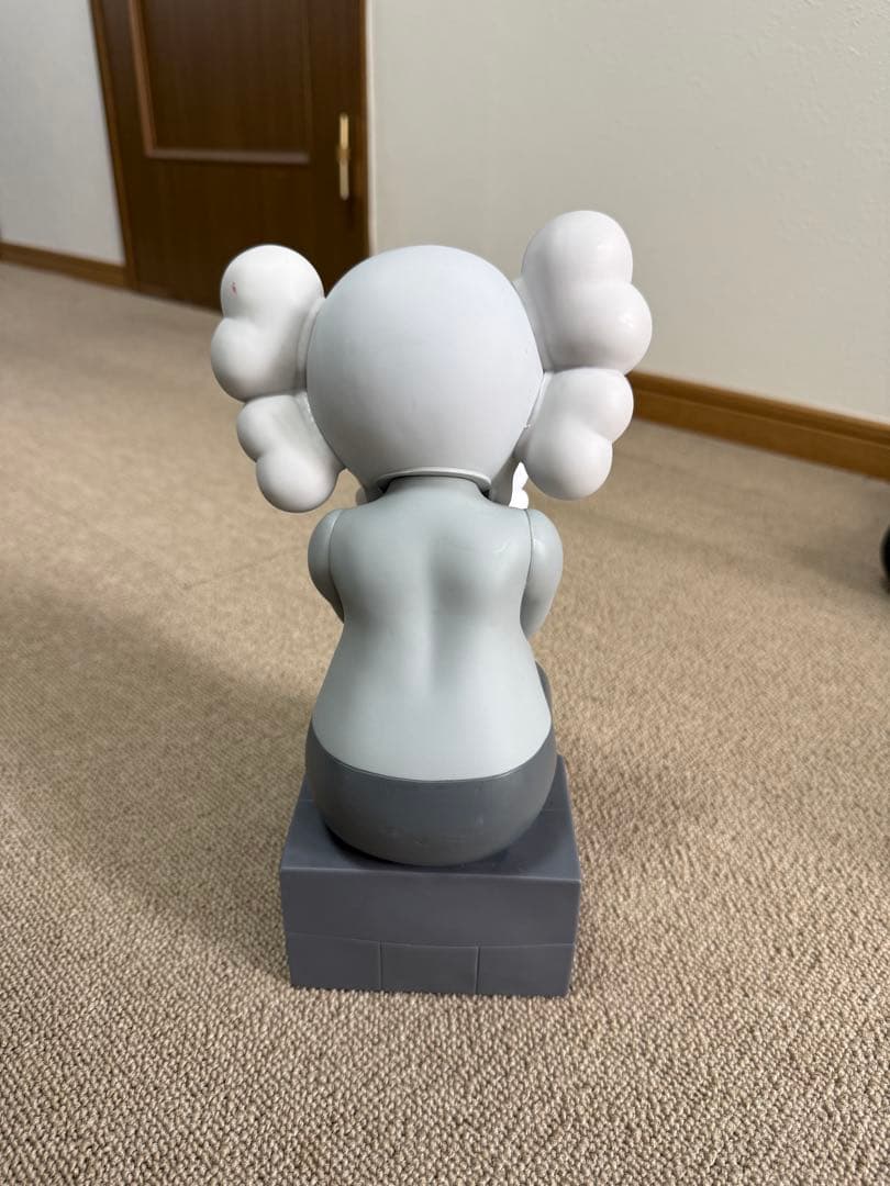 グレーのKAWSみたいなキャラクターフィギュア3体セット 傷や汚れあります。