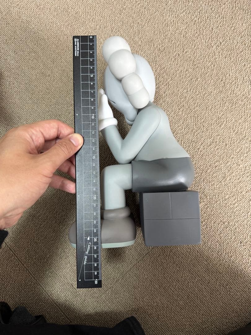 グレーのKAWSみたいなキャラクターフィギュア3体セット 傷や汚れあります。