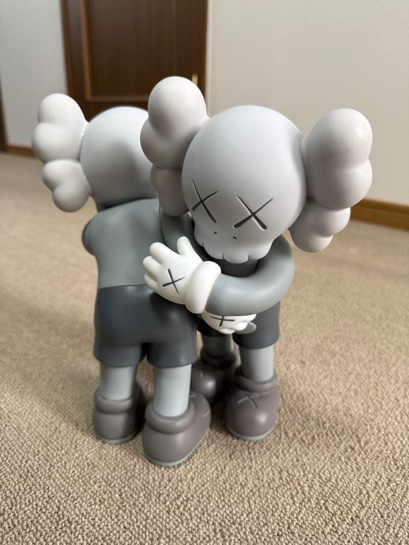 グレーのKAWSみたいなキャラクターフィギュア3体セット 傷や汚れあります。