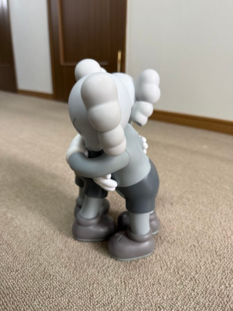 グレーのKAWSみたいなキャラクターフィギュア3体セット 傷や汚れあります。