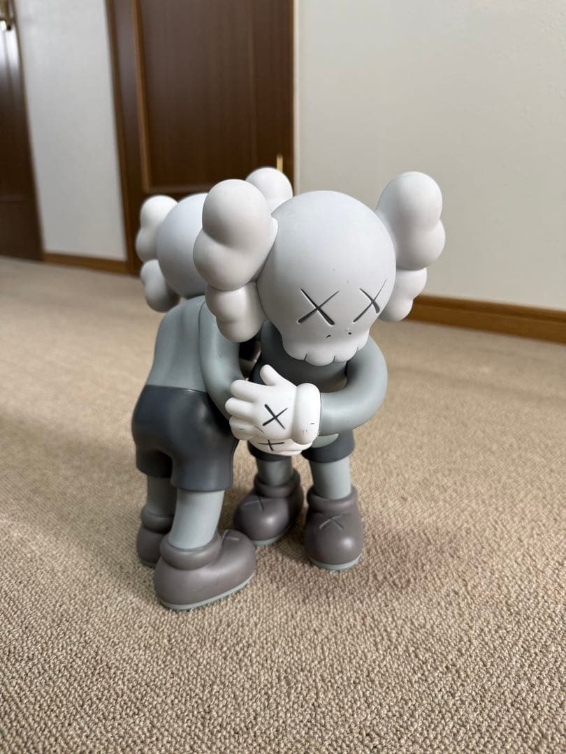 グレーのKAWSみたいなキャラクターフィギュア3体セット 傷や汚れあります。