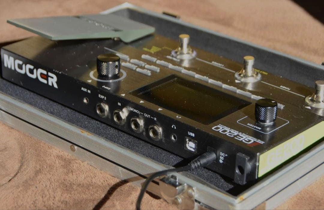 Mooer GE200 マルチエフェクター(ハードケース付き)
