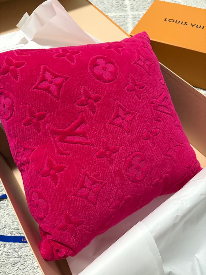 ルイヴィトン（LOUIS VUITTON）　クッション　ピンク