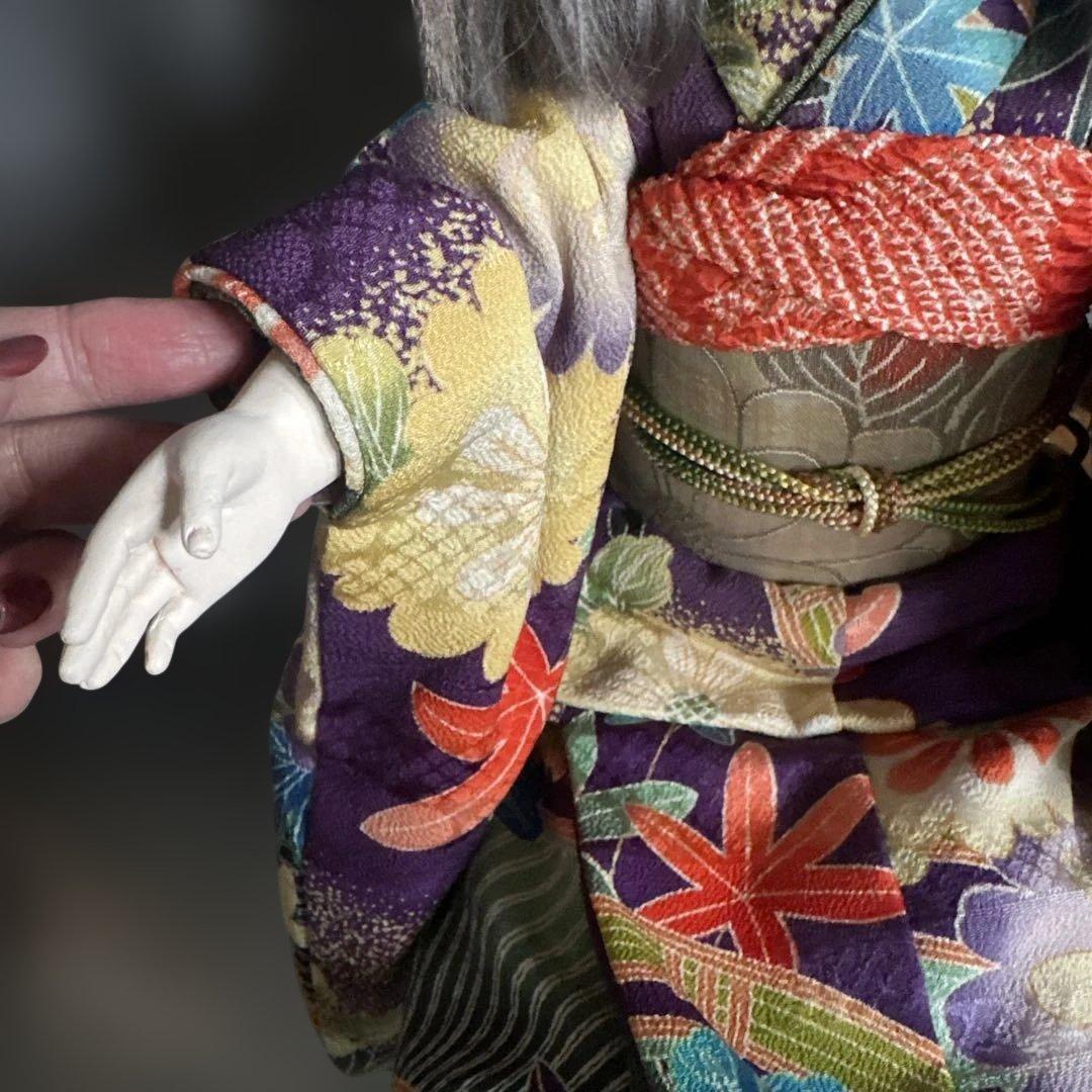 伝統的な和服の陶器製人形　お振袖　珍しい髪色