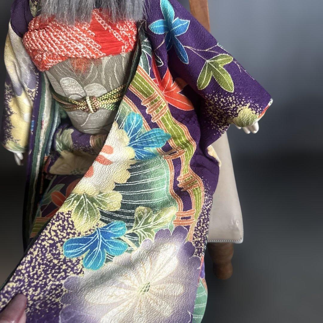 伝統的な和服の陶器製人形　お振袖　珍しい髪色