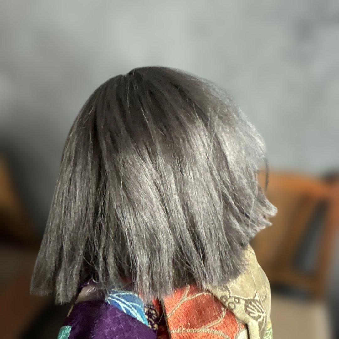伝統的な和服の陶器製人形　お振袖　珍しい髪色