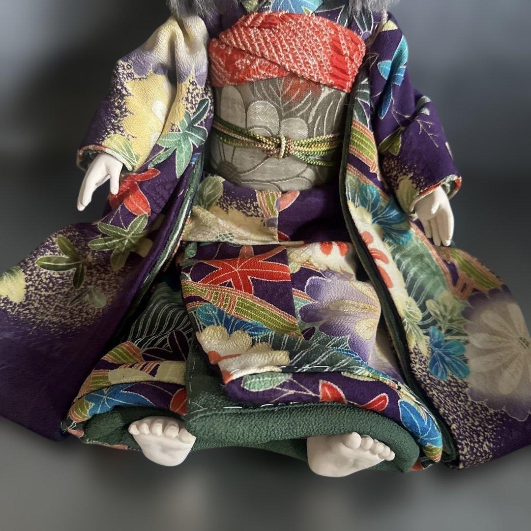 伝統的な和服の陶器製人形　お振袖　珍しい髪色