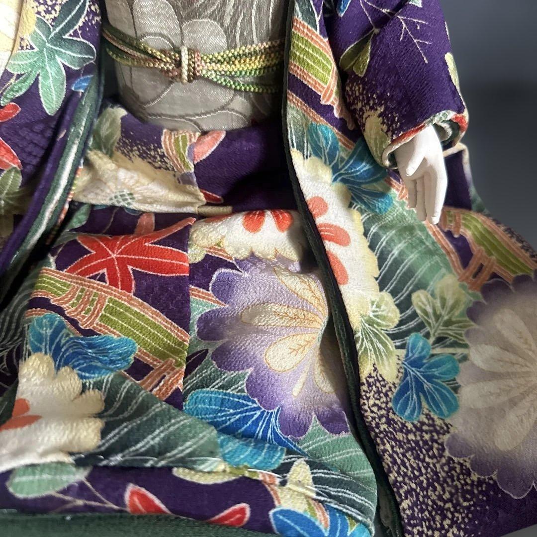 伝統的な和服の陶器製人形　お振袖　珍しい髪色