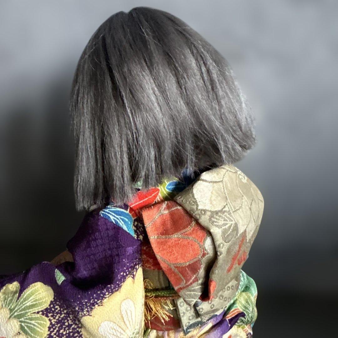 伝統的な和服の陶器製人形　お振袖　珍しい髪色