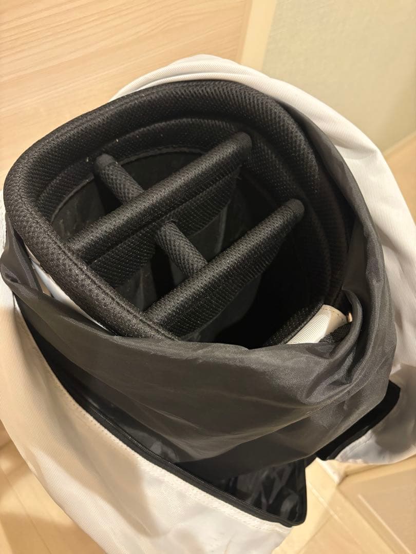 TaylorMade トゥルーライト キャディバッグ