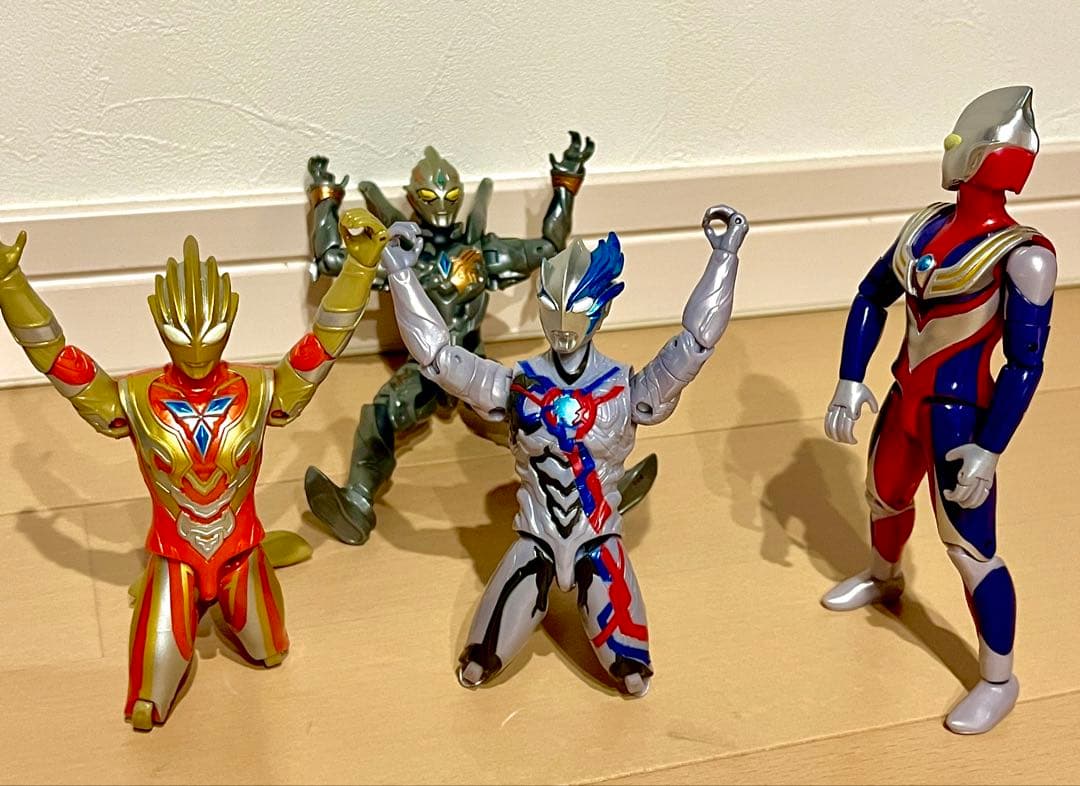 仲良しウルトラマン4人組み アクションフィギュア