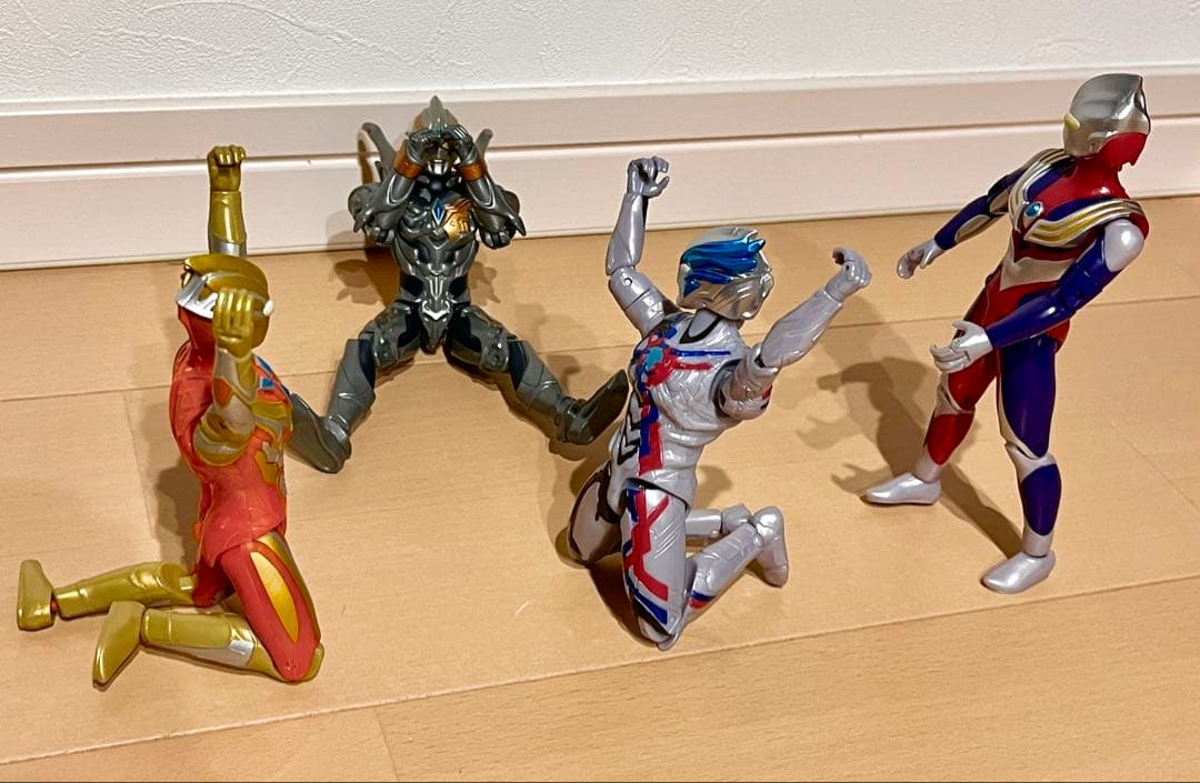 仲良しウルトラマン4人組み アクションフィギュア