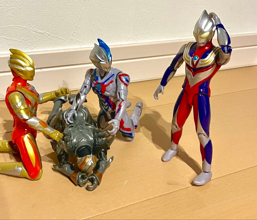 仲良しウルトラマン4人組み アクションフィギュア