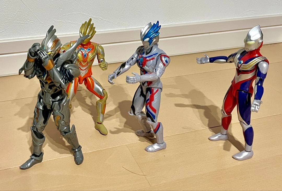仲良しウルトラマン4人組み アクションフィギュア