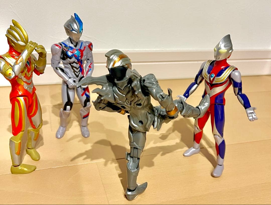 仲良しウルトラマン4人組み アクションフィギュア