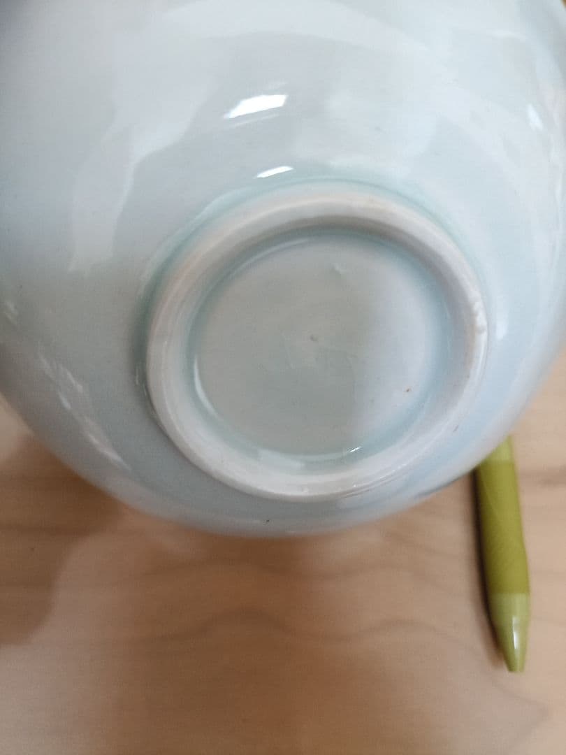 青白磁　装飾的な魚模様の陶器ボウル