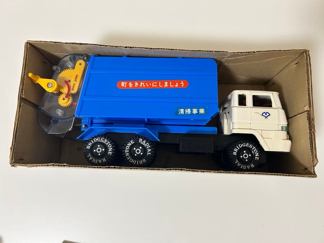 ダイヤの両扉開き清掃車　レトロ　おもちゃ