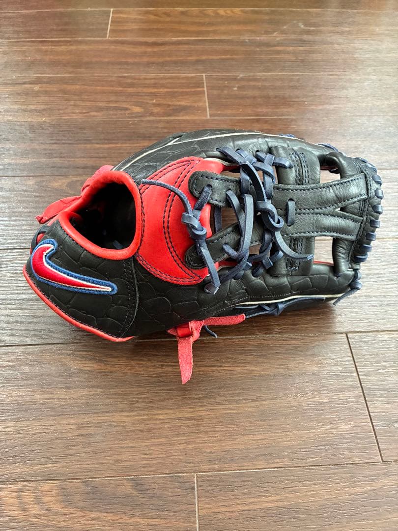 Nike 軟式グローブ 黒/赤　岩村モデル
