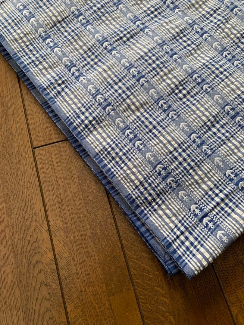 ネイビーとホワイトのチェック柄・いかり柄　シワ加工あり　370cm×120cm