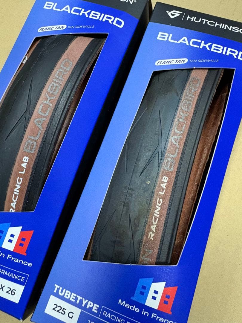 HUTCHINSON BLACKBIRD 700 x 26 チューブタイプ