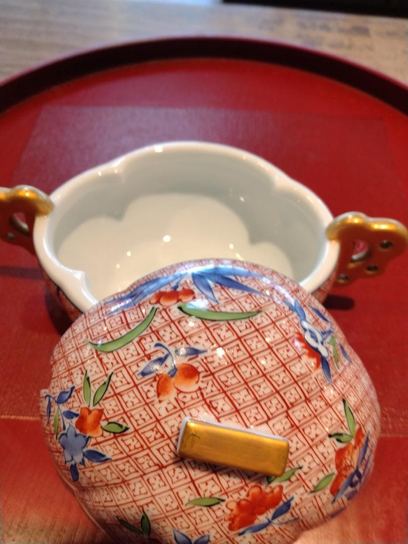 有田福泉窯赤絵地紋染錦花絵蓋物