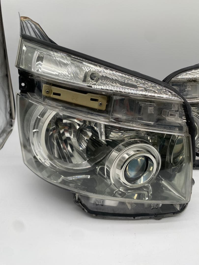 70系 ヴォクシー 純正 HID ヘッドライト 左右 バラスト付 点灯確認済み