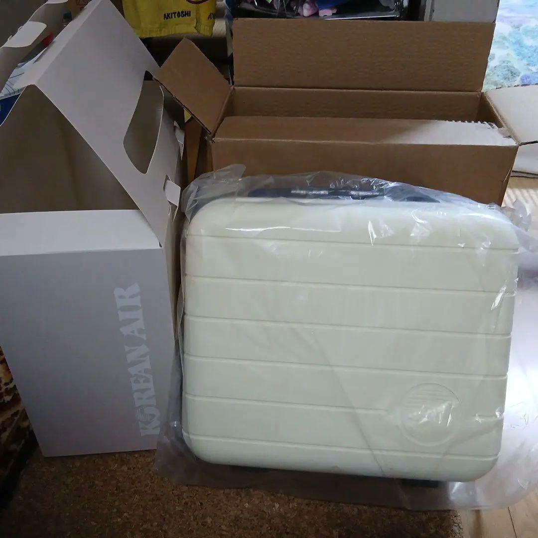 【超新品！】未開封KOREAN AIR クリーム色 四角形キャリーバッグ