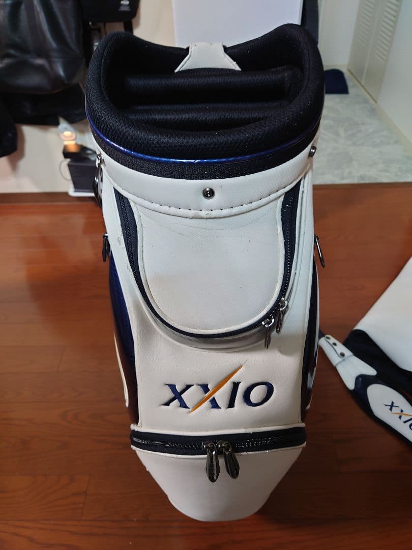 XXIO ホワイトキャディバッグ