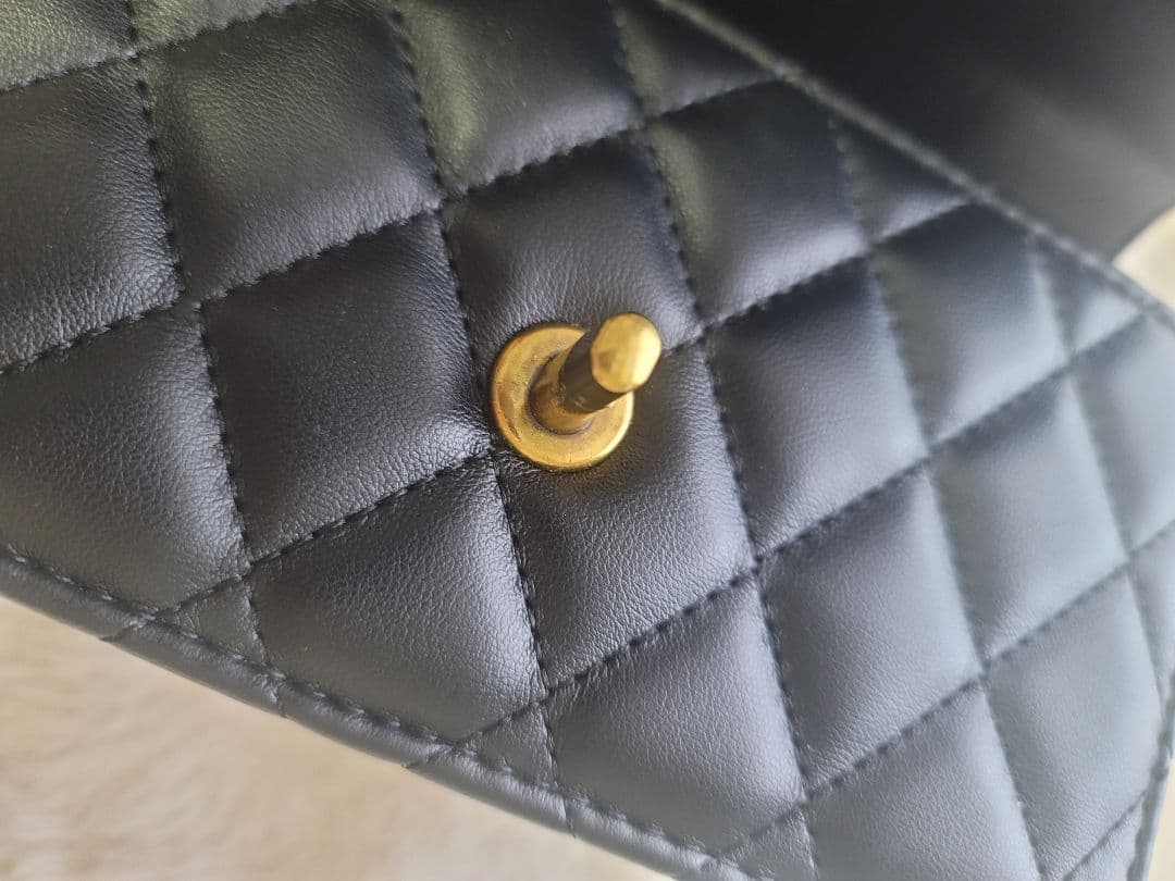 ノベルティ CHANEL ブラック レザー ショルダーバッグ ゴールド