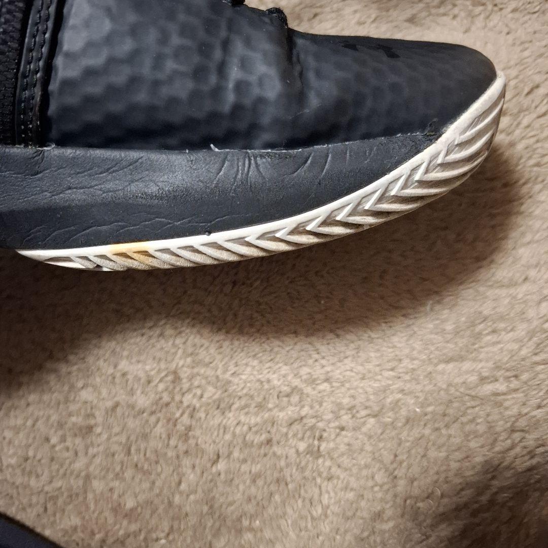 UNDER ARMOUR バッシュ29センチ ブラック/レッド