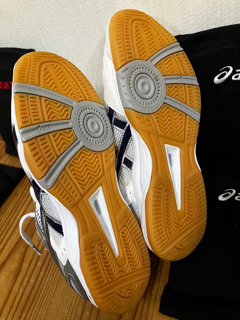 asicsバレーボールシューズ　膝サポーター2セット
