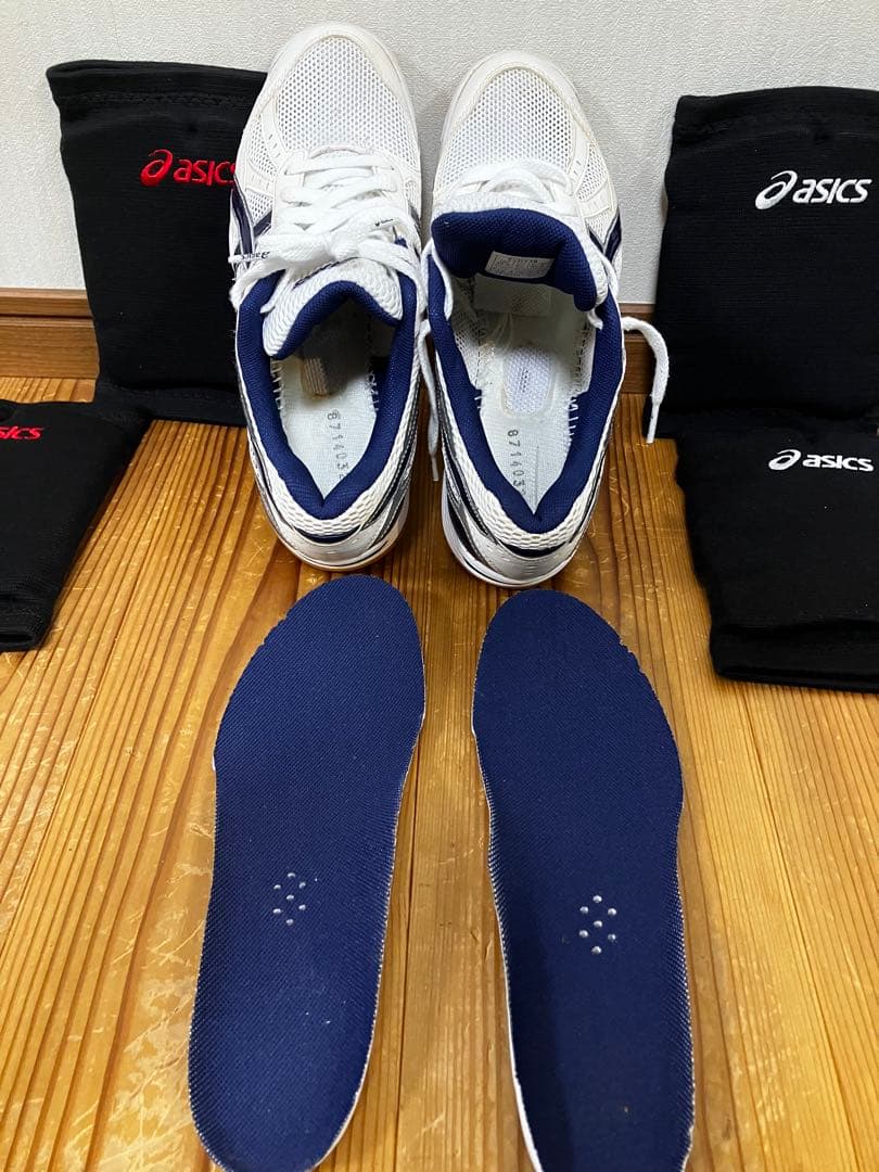 asicsバレーボールシューズ　膝サポーター2セット