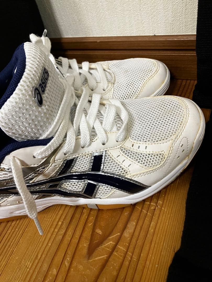asicsバレーボールシューズ　膝サポーター2セット
