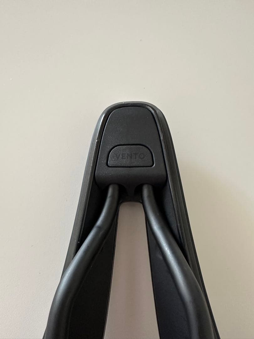 フィジーク サドル アルゴ ベント S-アロイレール ブラック 150MM