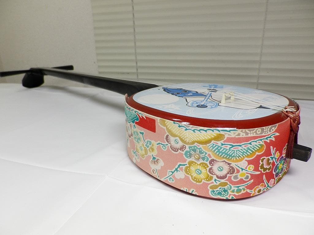 ウッド三線　胴板張り　沖縄　琉球　穴あき三線