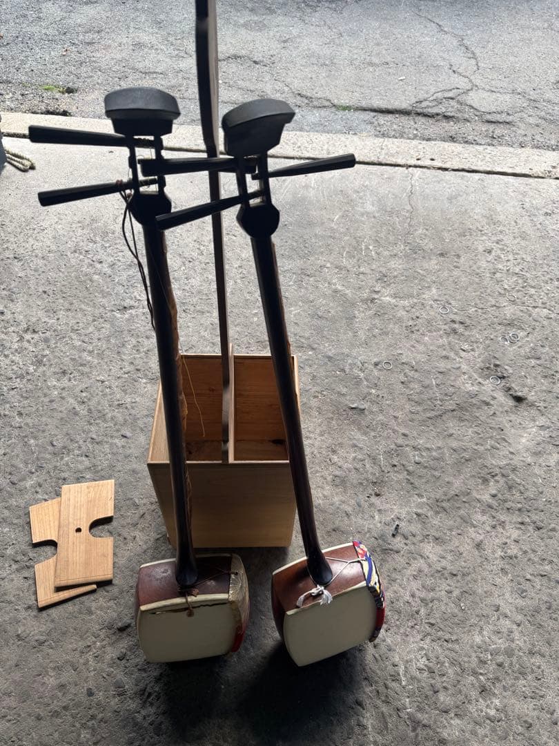 三味線 赤と白 3弦 木製スタンド付き
