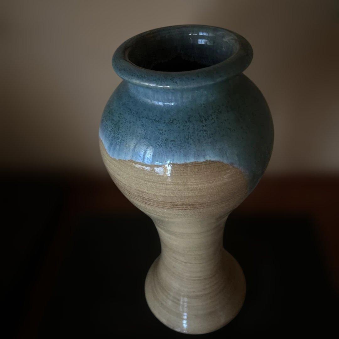 青とベージュの陶器花瓶