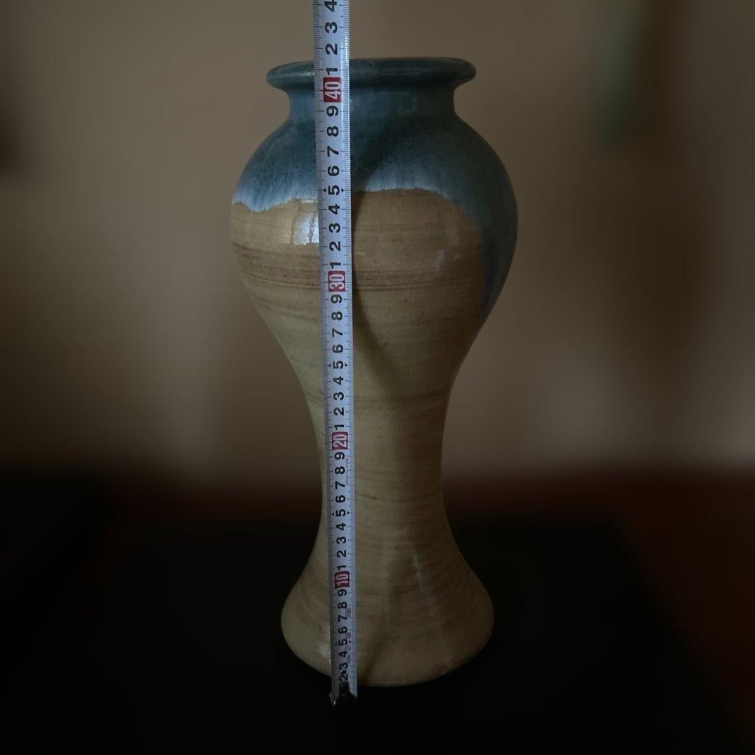 青とベージュの陶器花瓶