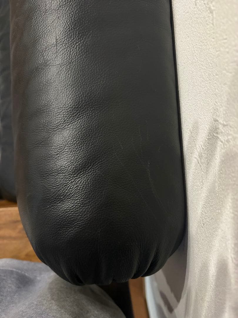 モダンデザイン ブラックレザーソファ