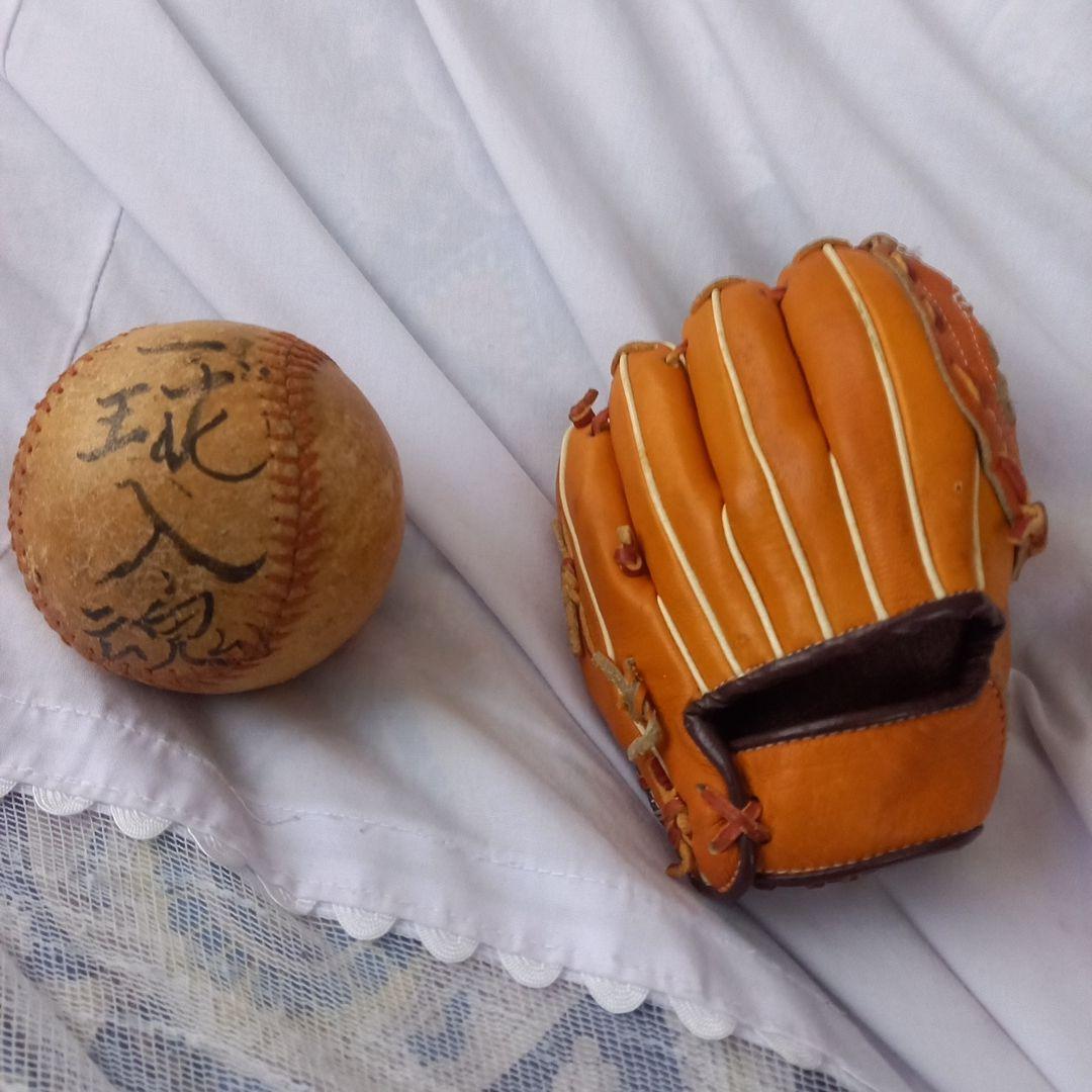 野球ボールとミニチュアグローブのセット
